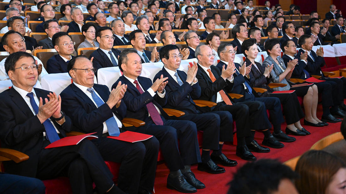 第七届全国少数民族文艺会演在京闭幕 王沪宁出席闭幕式