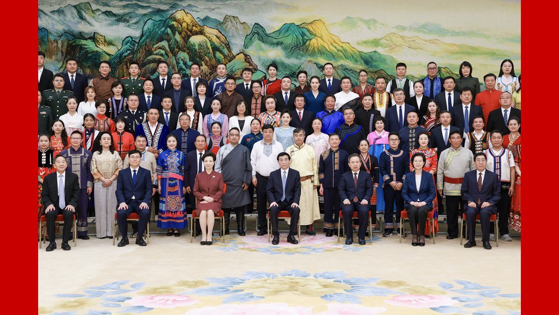 王沪宁会见全国少数民族参观团