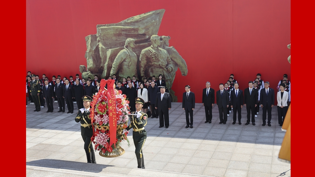 王沪宁陪同朝鲜最高领导人金正恩访问丹东